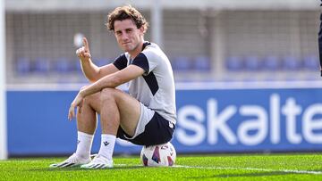 Álvaro Odriozola saluda sentado sobre un balón en Zubieta.