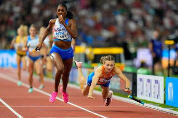 Femke Bol, de Holanda, cayó cerca de la meta en la final del relevo mixto de 4x400 metros durante el Campeonato Mundial de Atletismo en Budapest.