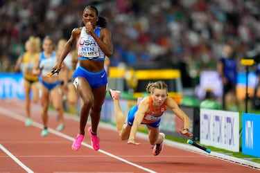 Femke Bol, de Holanda, cayó cerca de la meta en la final del relevo mixto de 4x400 metros durante el Campeonato Mundial de Atletismo en Budapest.