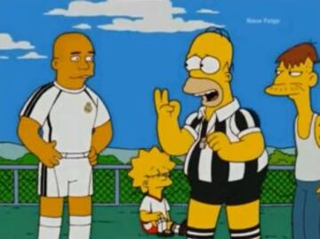 Temporada 18, capítulo 398, "Marge gamer". Ronaldo Nazario es el único futbolista que ha aparecido en Los Simpson. Lo hace luciendo la camiseta del Real Madrid, el equip en el que jugaba cuando se emitió el episodio. 