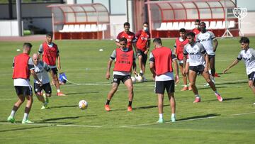 Los futbolistas del Rayo se ejercitan en la ciudad deportiva esta mañana.