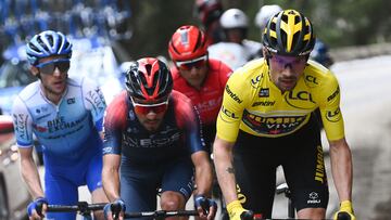 Team Arkea Samsic's Colombian rider Nairo Quintana (2R), Team BikeExchange - Jayco's British rider Simon Yates (L), Jumbo-Visma's Slovenian rider and overall leader's yellow jersey Primoz Roglic (R) and INEOS Grenadiers' Colombian rider Daniel Felipe Martinez (CL) take part in a breakaway during the 7th stage of the 80th Paris - Nice cycling race, 155,5 km between Nice and Col de Turini - La Bollene-Vesubie, on March 12, 2022. (Photo by FRANCK FIFE / AFP)