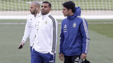 Mercado, junto a Mascherano.