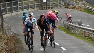 Imagen del grupo de los favoritos durante la subida al Alto de L'Angliru en la Vuelta a España 2020.