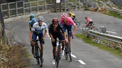 Imagen del grupo de los favoritos durante la subida al Alto de L'Angliru en la Vuelta a España 2020.