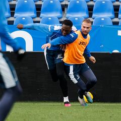 Sydney adelanta a Poveda y lo empuja hacia la puerta de salida