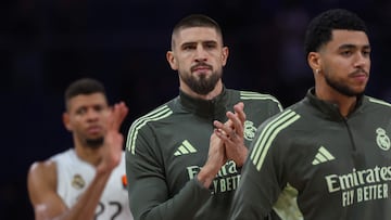 Alex Len, pívot del Real Madrid, entre Walter Tavares e Izan Almansa.