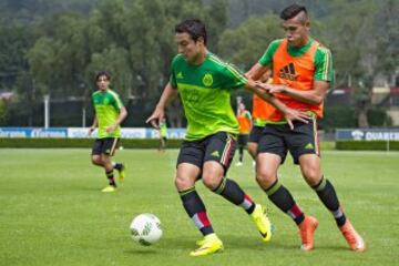 Erick Torres controla el esférico ante la marca de Carlos Salcedo
