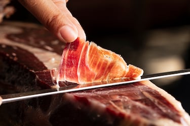 El jamón ibérico es un tipo de jamón serrano procedente del cerdo de raza ibérica, muy considerado en la gastronomía española y en la portuguesa (presunto ibérico), que se considera como un artículo de alta cocina y un manjar exquisito.