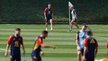 El jugador de la selecci車n espa?ola Hugo Guillam車n sigue al margen ejercit芍ndose con un recuperador.