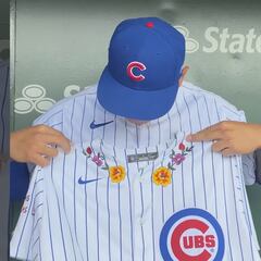 ¡Regalazo! ‘Manny’ Rodríguez recibió jersey bordado