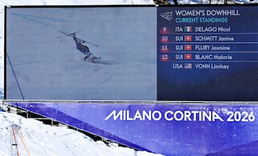 Una pantalla gigante muestra a la estadounidense Lindsey Vonn cayendo mientras compite en el evento de descenso femenino.