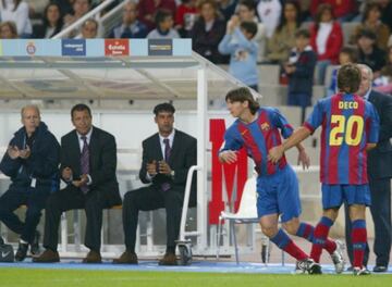 El primer partido partido oficial de Messi en LaLiga fue el 16 de octubre de 2004 en el derbi Espanyol-FC Barcelona. El argentino sustituyó a Deco.