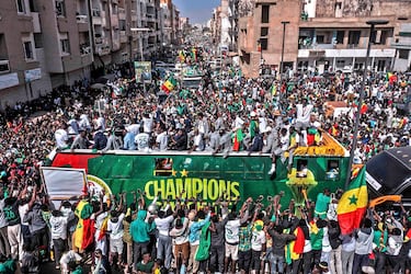 Los jugadores de Senegal pasearon en autobús ante una multitud de seguidores para celebrar la victoria en la Copa Africana de Naciones (CAN), celebrada en Marruecos. El gol de Pape Gueye en la prórroga hundió a Marruecos. El partido pasará a la historia por el plante de Senegal durante 20 minutos después de que le pitaran un penalti en el minuto 98.