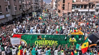 Los jugadores de Senegal pasearon en autobús ante una multitud de seguidores para celebrar la victoria en la Copa Africana de Naciones.