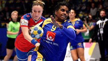 Louise Sand intenta lanzar durante un partido con la selecci&oacute;n sueca de balonmano.