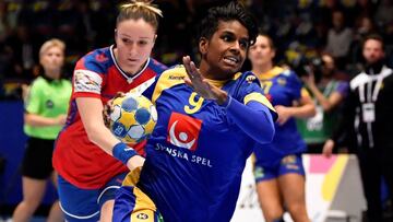 Louise Sand intenta lanzar durante un partido con la selecci&oacute;n sueca de balonmano.