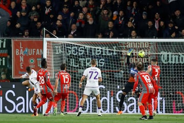 CREMONA, ITALY - APRIL 05: Arthur Cabral of ACF Fiorentina scores his team's first goal during the Coppa Italia Semi Final match between US Cremonese and ACF Fiorentina at Stadio Giovanni Zini on April 5, 2023 in Cremona, Italy. (Photo by Matteo Ciambelli/DeFodi Images via Getty Images)