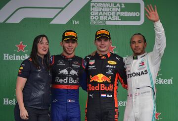 Pierre Gasly, Max Verstappen y Lewis Hamilton en el podio. Al finalizar la carrera, Hamilton fue sancionado con 5 segundos y Carlos Sainz pasó a heredar el tercer puesto en Brasil.