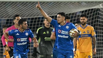 Cruz Azul's Uruguayan forward #21 Gabriel Fernandez celebrates after scoring from the penalty spot during the first leg of the Liga MX Apertura semifinal football match between Cruz Azul and Tigres at Banorte Stadium in Mexico City on December 3, 2025. (Photo by CARL DE SOUZA / AFP)