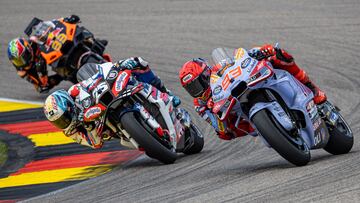 Raúl Fernández (25) junto a Marc Márquez (93) en el esprint de Schasenring.