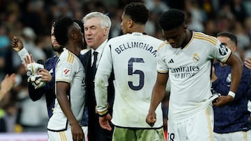 MADRID, 21/04/2024.- Los jugadores del Real Madrid y el entrenador Carlo Ancelotti (2i) celebran la victoria del equipo tras el partido de la jornada 32 de LaLiga EA Sports entre Real Madrid y FC Barcelona, disputado este domingo en el estadio Santiago Bernabéu de Madrid. EFE/Juanjo Martín
