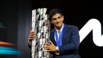 BARCELONA, 17/11/2024.- El piloto español de MotoGP Jorge Martín posa con la copa de campeón del mundo durante la gala de entrega de premios este domingo en Barcelona. EFE/Alejandro García