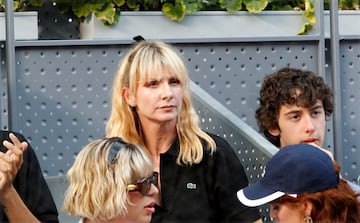 La actriz Nawja Ninri, en la pista Manolo Santana del Mutua Madrid Open que alberga la Final entre Carlos Alcaraz y el alem¨¢n Jan-Lennard Struff en la Caja M¨¢gica en Madrid.