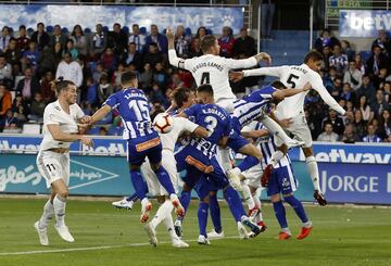 Ximo Navarro parece sujetar a Bale, en una jugada en el área pequeña del Alavés. 