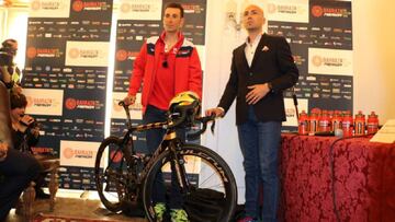 Vincenzo Nibali y Alex Carera presentan la bicicleta con la que competirá el ciclista siciliano en la edición 100 del Giro de Italia.