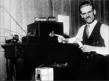 El 21 de septiembre de 1927 en Los Ángeles, Philo Farnsworth desarrolló el primer tubo de vacío para el rodaje de televisión, una idea que concibe a la edad de 14 años y desarrolla a los 21 años. Fue el primer paso hacia la televisión electrónica que suplantaría a la televisión electromecánica. Esta invención se utilizó en todos los televisores y los tipos de aparatos hasta el final del siglo XX cuando la industria desarrolla los sensores CCD.