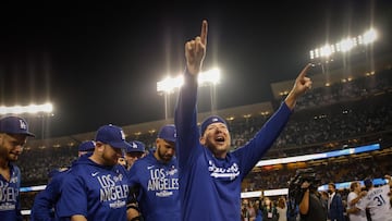 Jugadores de los Dodgers festejan después de vencer a los Cardenales
