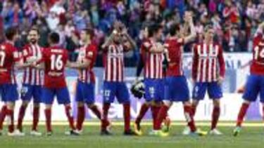 Los jugadores del Atlético de Madrid aplauden a su público.