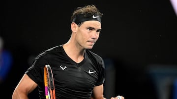 Rafa Nadal cierra el pu&ntilde;o tras ganar un punto en el Melbourne Summer Set.