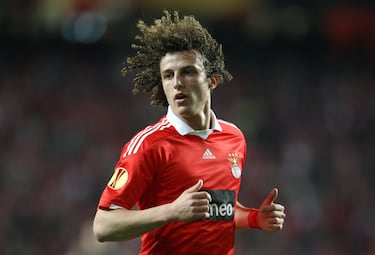 El Benfica le sacó de Brasil y allí jugó 130 partidos en los que le dio tiempo a ganar una liga. Se hizo internacional con Brasil y sonó para los grandes de Europa hasta que el Chelsea se hizo con su fichaje por 25 millones. Desde entonces ha tenido una gran carrera jugando también para el PSG, el Arsenal y, ahora, el Flamengo.