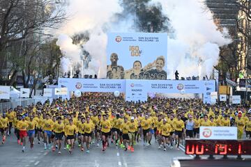 Centenares de corredores toman la salida de la carrera popular San Silvestre Vallecana 2024.