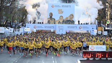 Centenares de corredores toman la salida de la carrera popular San Silvestre Vallecana 2024.