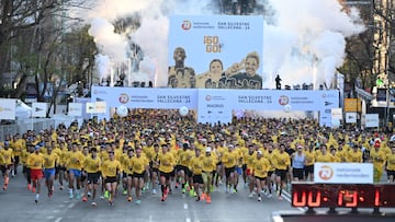 Centenares de corredores toman la salida de la carrera popular San Silvestre Vallecana 2024.