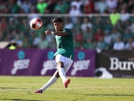 Fernando Nava de Bolivia patea el balón este domingo, durante un partido amistoso entre Bolivia y México en el estadio Ramón Tahuichi Aguilera en Santa Cruz (Bolivia). EFE/ Luis Gandarillas