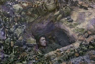 Dos soldados de infantería estadounidenses comparten una trinchera cerca del frente después de la invasión aliada de Normandía.