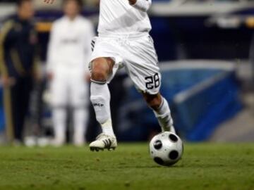 Comenzó en el Infantil A del R. Madrid en 2001-2002, y no sería hasta finales de 2008 cuando debutó en el primer equipo, en tan sólo un mes debutó en Copa del Rey, Liga y Liga de Campeones de la UEFA. En 2009 firmó por cinco temporadas con el Valladolid.