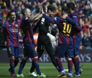 Los jugadores celebran el gol de penalti de Messi. 