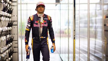 Carlos Sainz en el box de Toro Rosso.