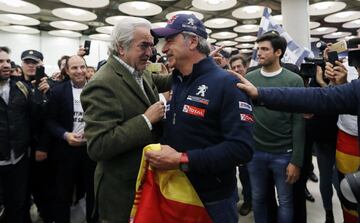 Los campeones de coches del Dakar 2018 llegaron al aeropuerto de Madrid en medio de una gran expectaci¨®n y de decenas de seguidores que les vitorearon a su llegada.
