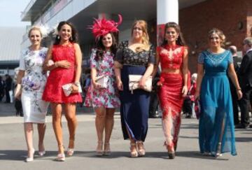 Sombreros imposibles, pasarela de vestidos, cerveza y buen ambiente en el Grand Nátional Festival en Liverpool.