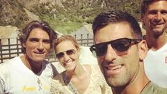 Novak Djokovic posa junto a su esposa Jelena Ristic, su hermano Marko y el entrenador espa&ntilde;ol Pepe Imaz.