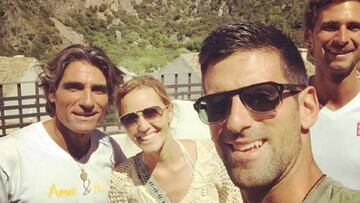 Novak Djokovic posa junto a su esposa Jelena Ristic, su hermano Marko y el entrenador español Pepe Imaz.