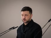 El presidente de Ucrania, Volodímir Zelenski, durante una rueda de prensa posterior a su reunión con el presidente del Gobierno, Pedro Sánchez, en el Palacio de la Moncloa, a 18 de noviembre de 2025, en Madrid (España). Durante su visita a España, el presidente ucraniano ha visitado el Congreso de los Diputados y se ha reunido con el Rey y el presidente del Gobierno con la esperanza de reanudar los acuerdos para reforzar la defensa de Ucrania frente a los nuevos ataques rusos centrados especialmente en la infraestructura energética del país.
18 NOVIEMBRE 2025;SÁNCHEZ;ZELENSKI;MADRID
Fernando Sánchez / Europa Press
18/11/2025