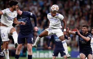 Ven¨ªan con un 4-3 en contra y se respiraba aire de grnades noches en la vuelta de semifinales. Un descuido en el centro del campo blanco le abri¨® un pasillo enorme a Bernardo Silva, el jefe del partido. Atrajo la atenci¨®n de todos y acab¨® abriendo el pase a Mahrez y este fusil¨® de zurda a Courtois. Pero el Madrid lleg¨® a la pr¨®rroga con un gol en el ¨²ltimo minuto de Rodrygo y otro del brasile?o en el descuento y mat¨® al City en el tiempo extra. El resultado final de la eliminatoria fue 6-5.