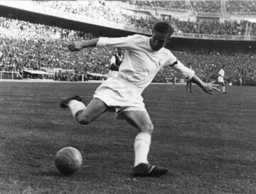 Legendary president Santiago Bernabéu was so impressed with Kopa in the 1956 final that he decided to sign him from Stade de Reims. An elegant, classy No.7, Kopa won the European Cup in 1957, 1958 and 1959.